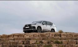 "لكزس" فوق سد جروانة.. تويوتا تحذف إعلانها وتقدم توضيحاً حول الصور المتداولة